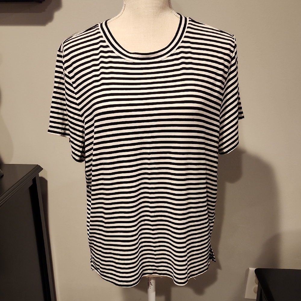 Vince Camuto Black and White Striped Shortsleeve Top Size XL PTP 23 INCHES